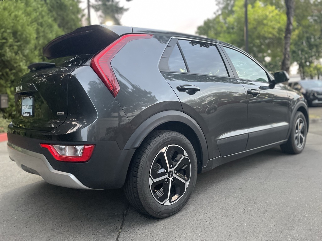 2023 Kia Niro LX photo 4