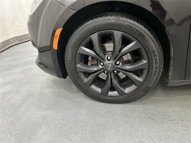 2018 Chrysler Pacifica Touring Plus photo 3
