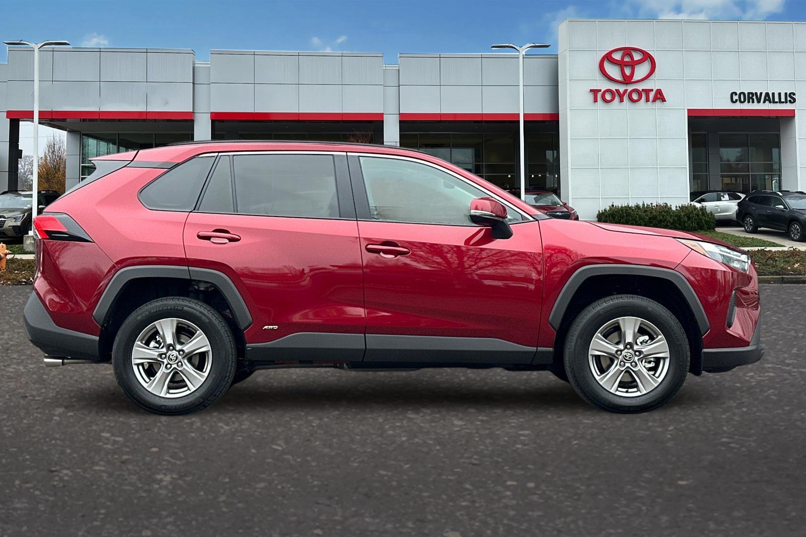 2025 Toyota RAV4 Hybrid XLE photo 3