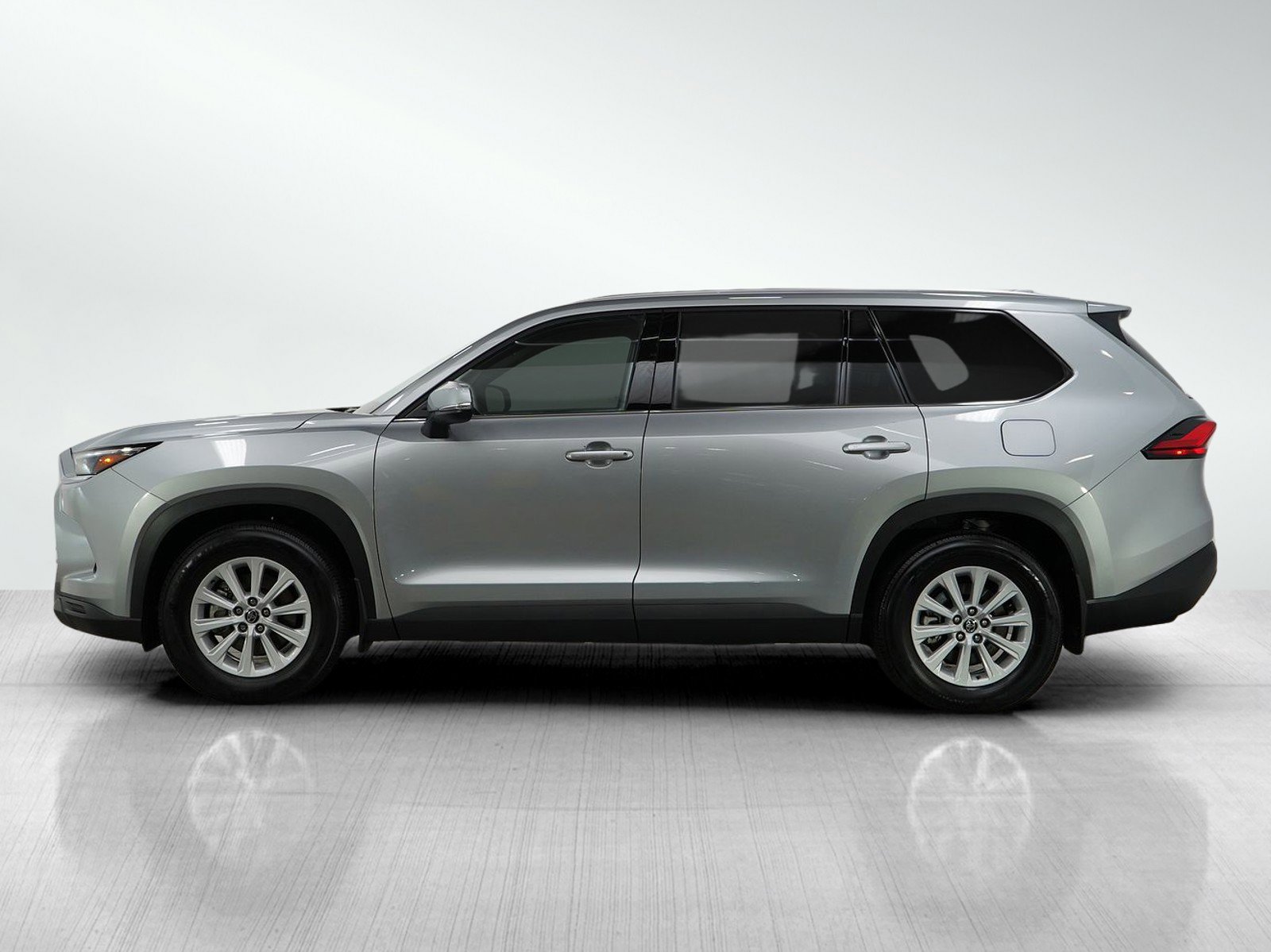 Used 2024 Toyota Grand Highlander XLE with VIN 5TDACAB59RS030649 for sale in Bloomington, Minnesota
