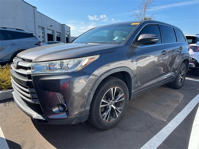 2018 Toyota Highlander LE photo 2