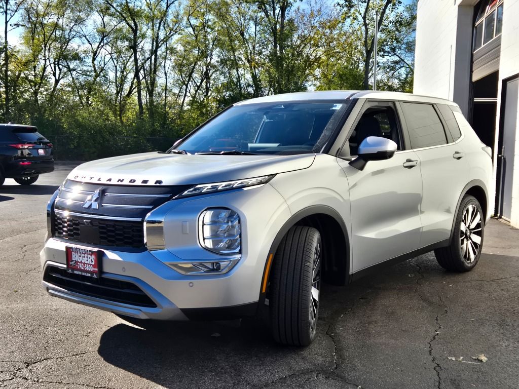 2025 Mitsubishi Outlander SE photo 3