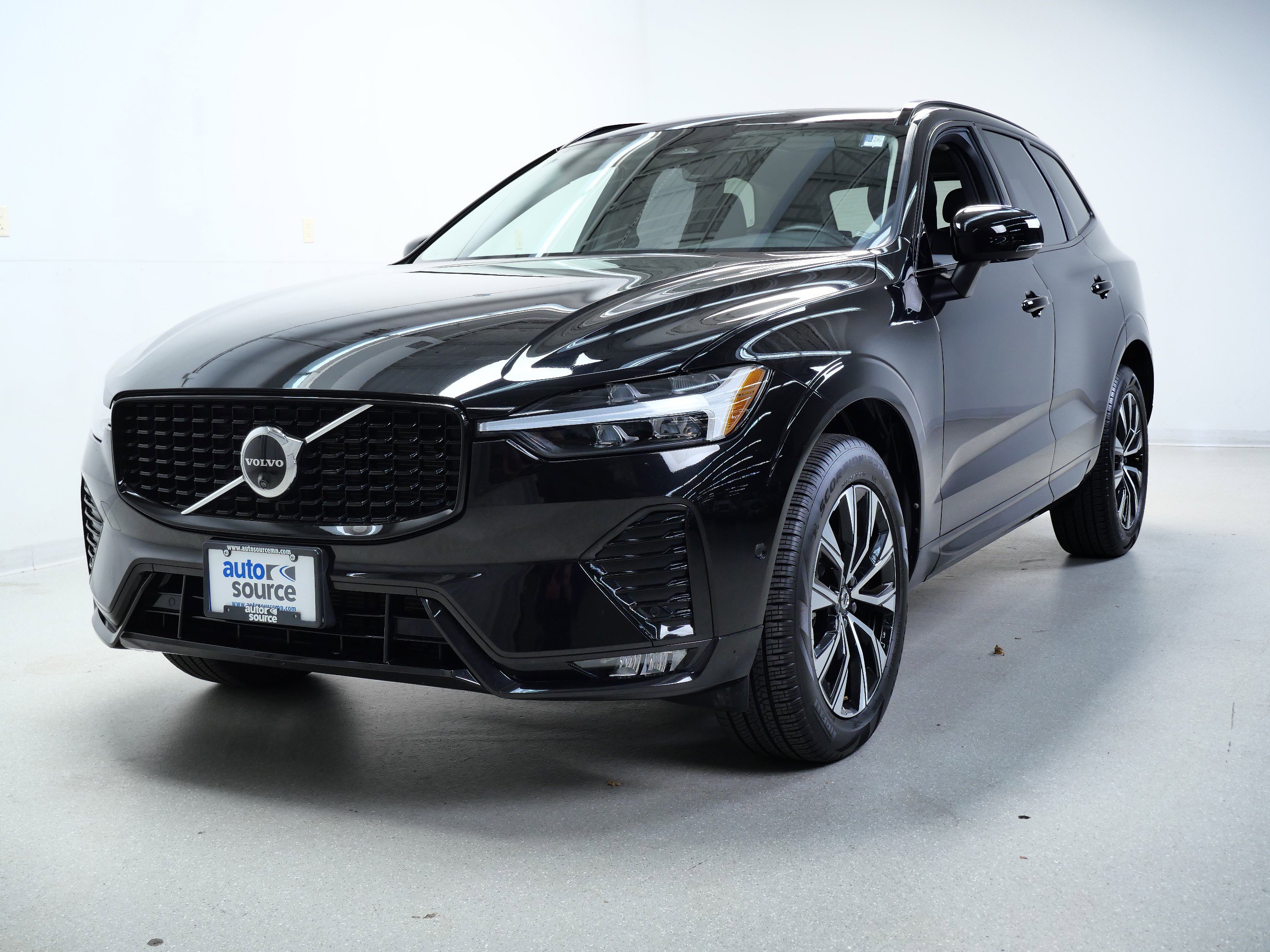 2025 Volvo XC60 Plus photo 11