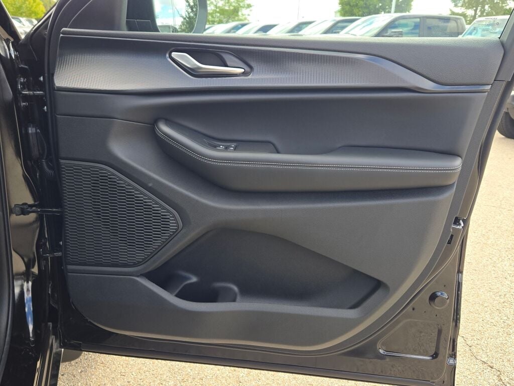 2025 Jeep Grand Cherokee Laredo photo 8