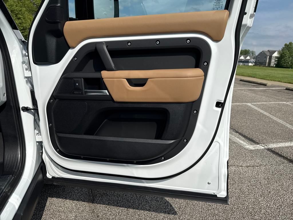 2025 Land Rover Defender 130 X-Dynamic SE photo 17
