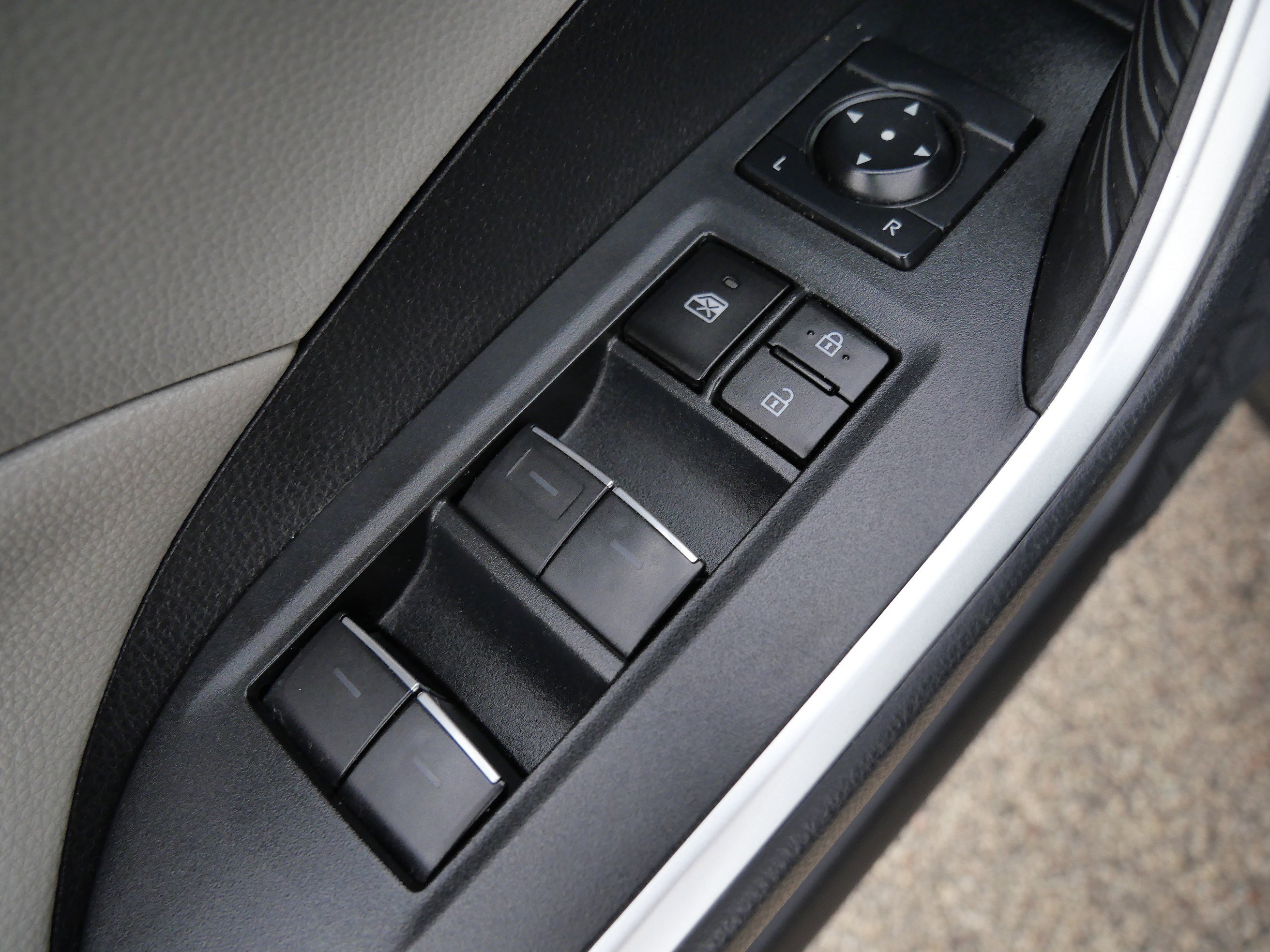 2023 Toyota RAV4 Hybrid XLE photo 18