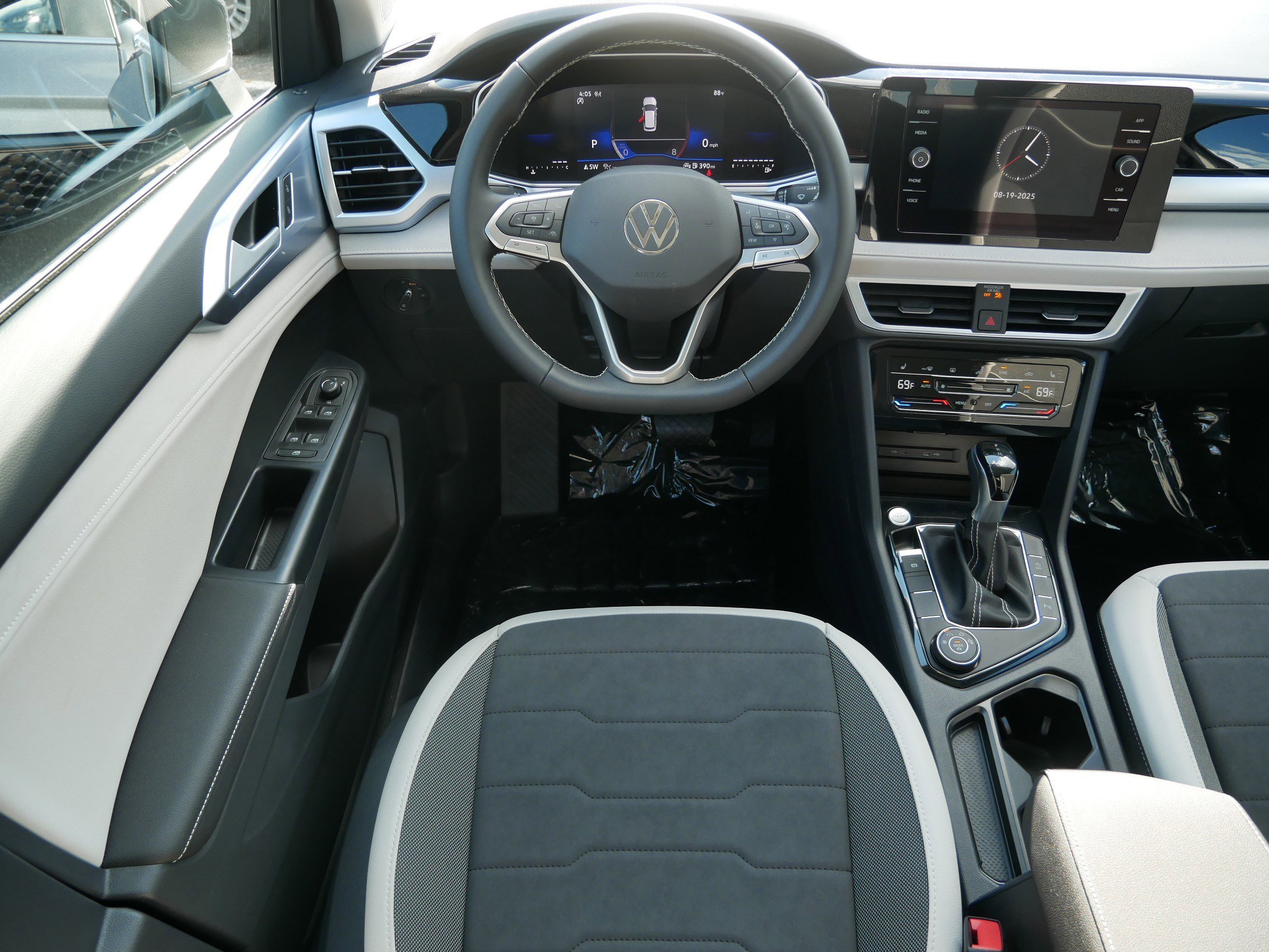 2025 Volkswagen Taos SE photo 7