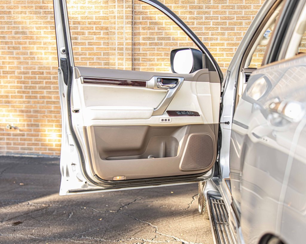 2017 LEXUS GX - Image 32