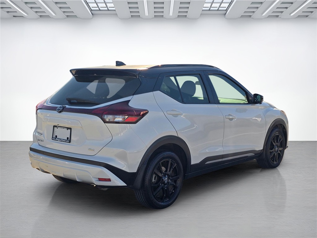 2022 Nissan Kicks SR photo 3