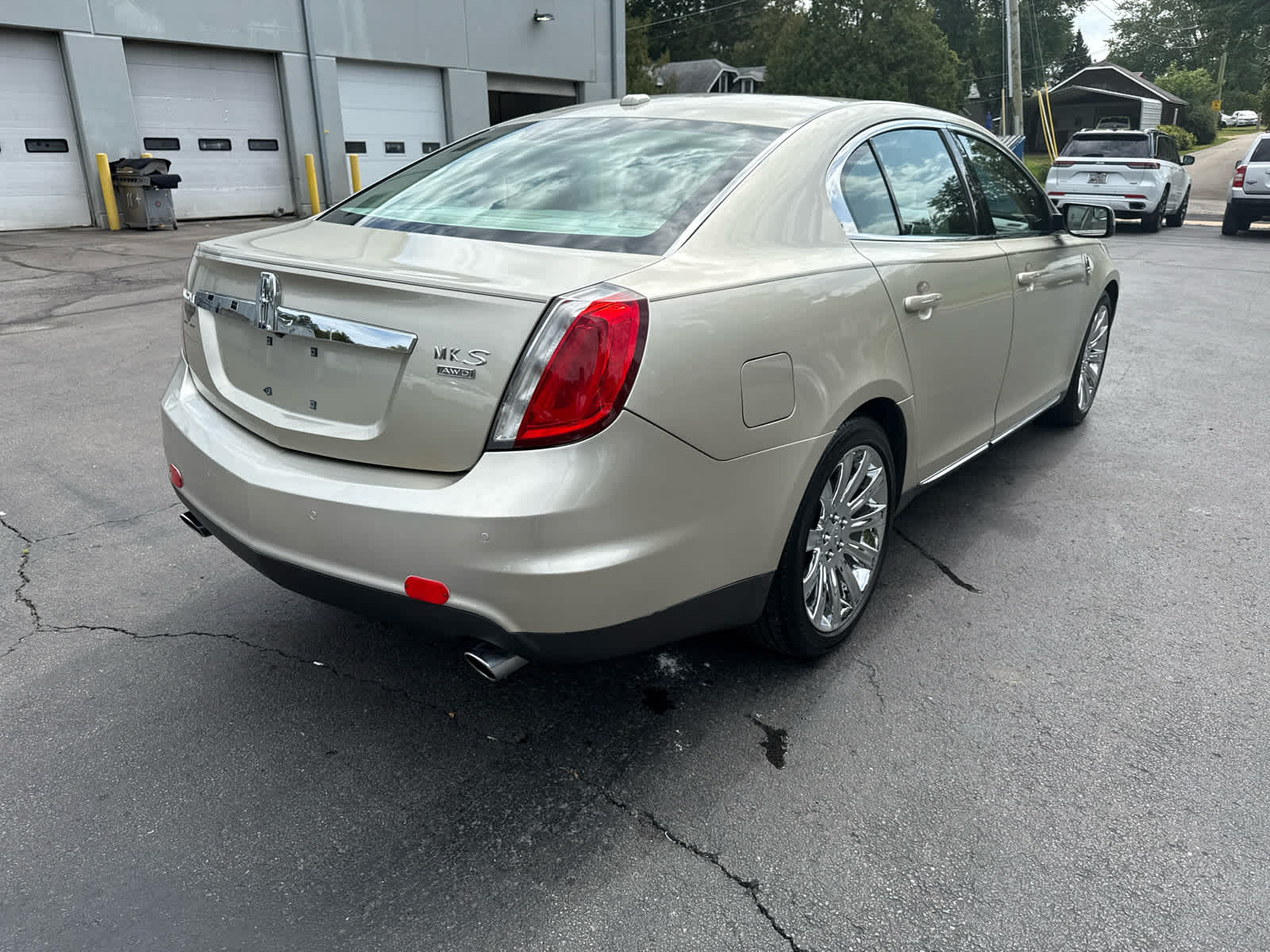 2011 Lincoln MKS photo 2