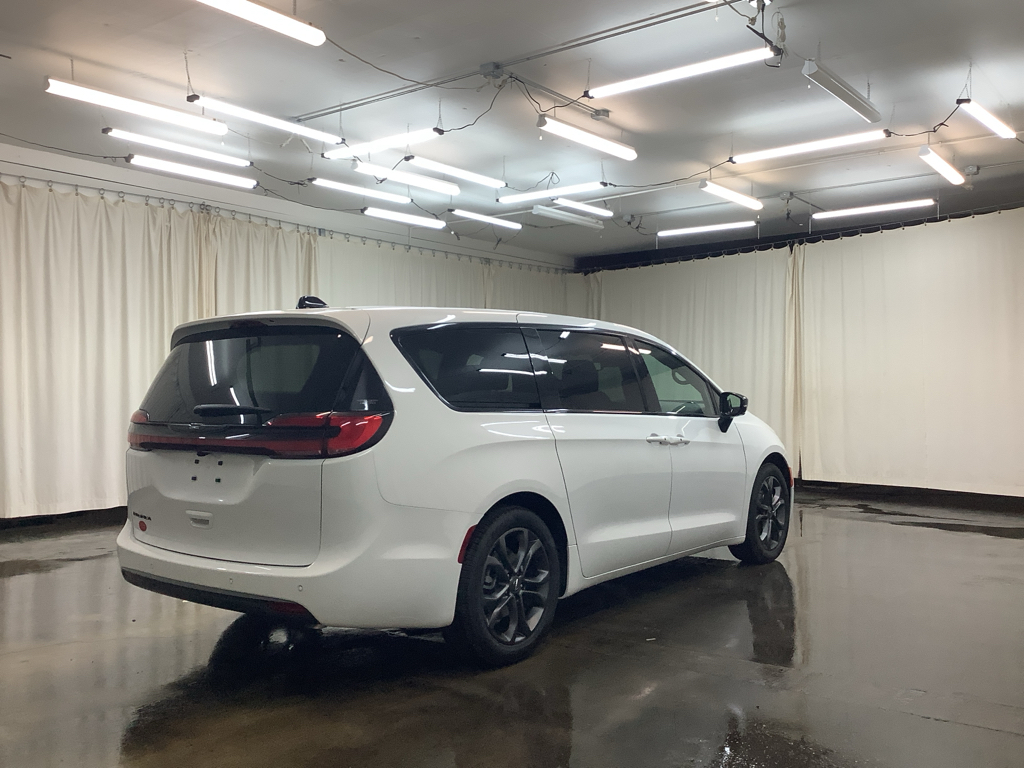 2026 Chrysler Pacifica photo 5