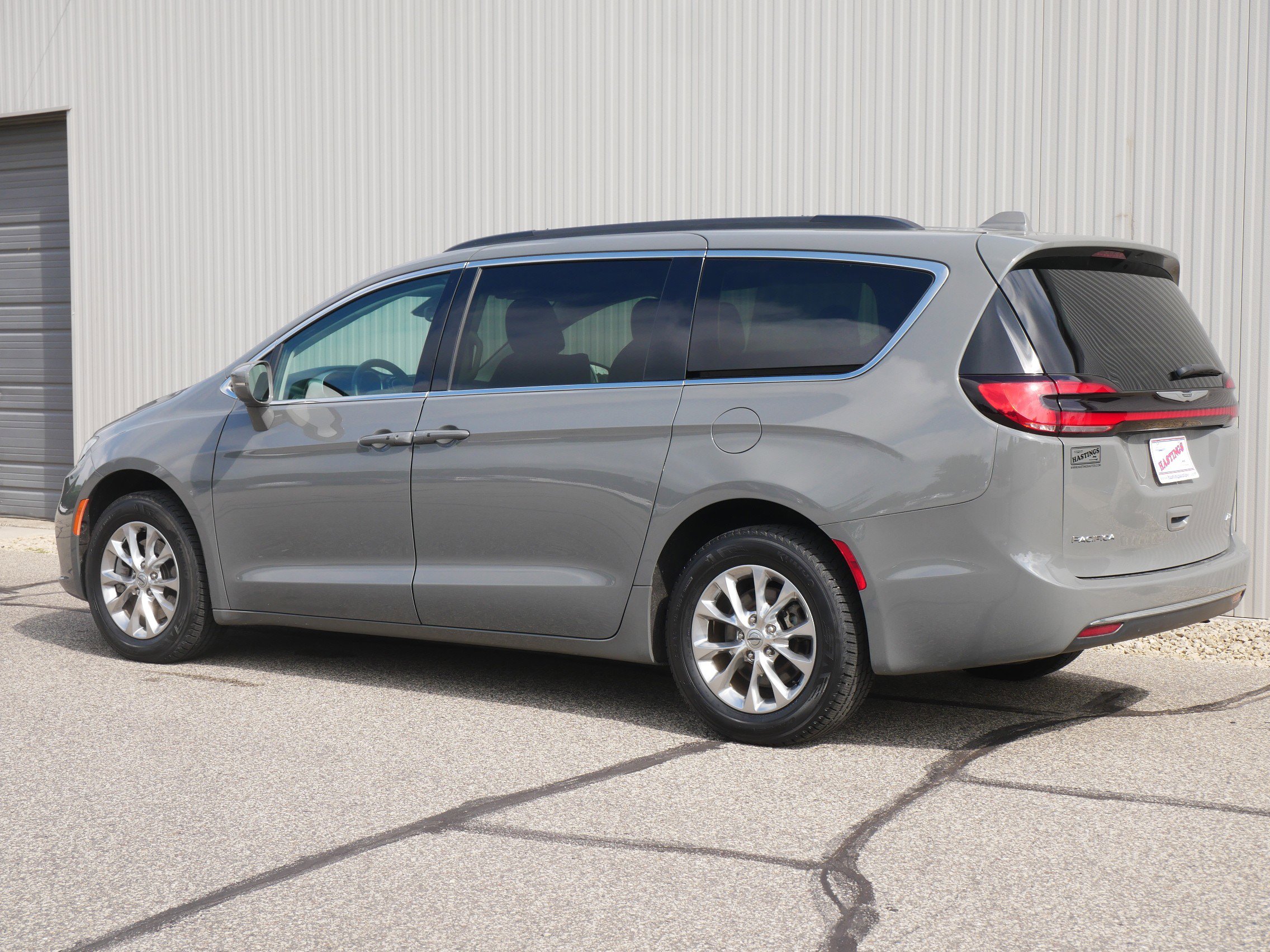 2022 Chrysler Pacifica Touring L photo 3