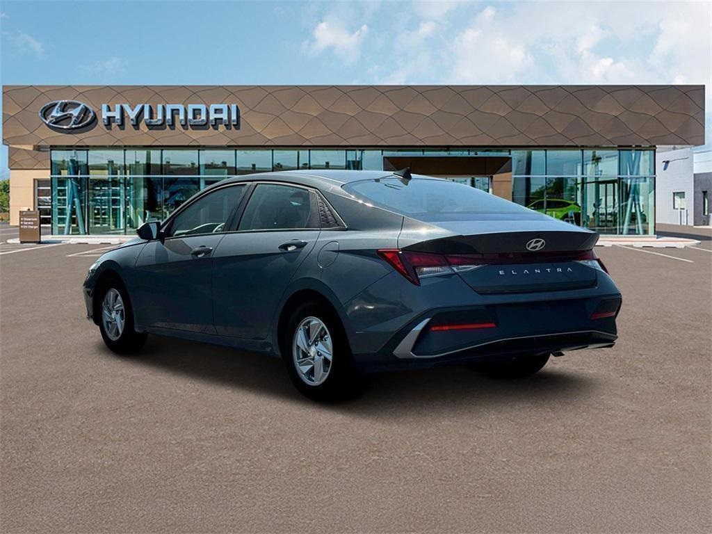 2025 Hyundai Elantra SE photo 3
