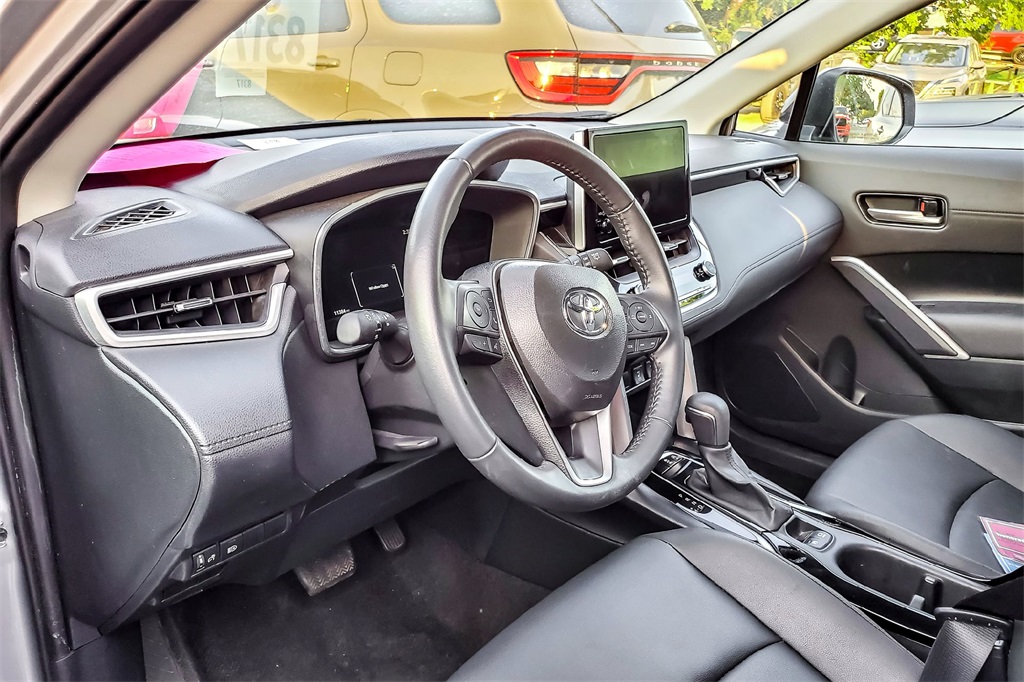 2025 Toyota Corolla Cross XLE photo 7