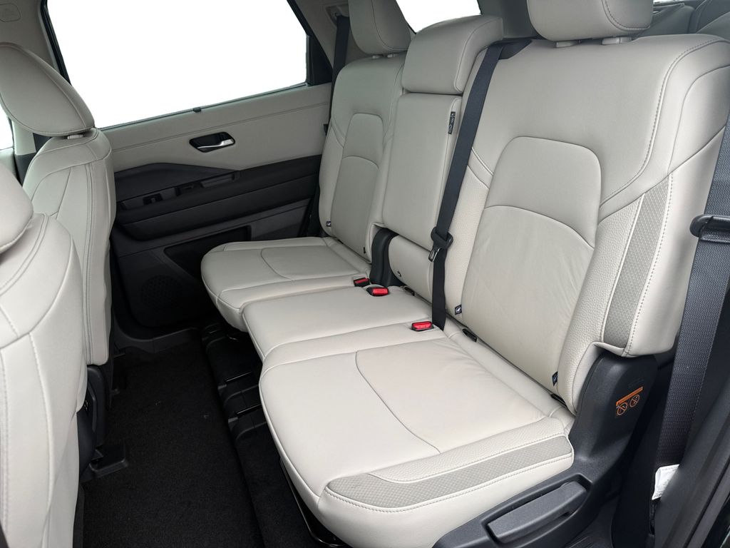 2025 Nissan Pathfinder SL photo 12