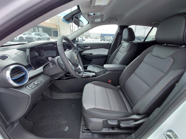 2025 Chevrolet Trax LT photo 12