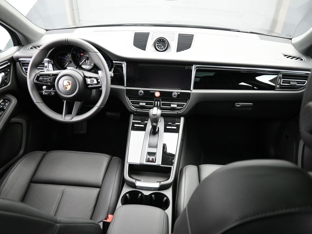 2026 Porsche Macan T photo 18