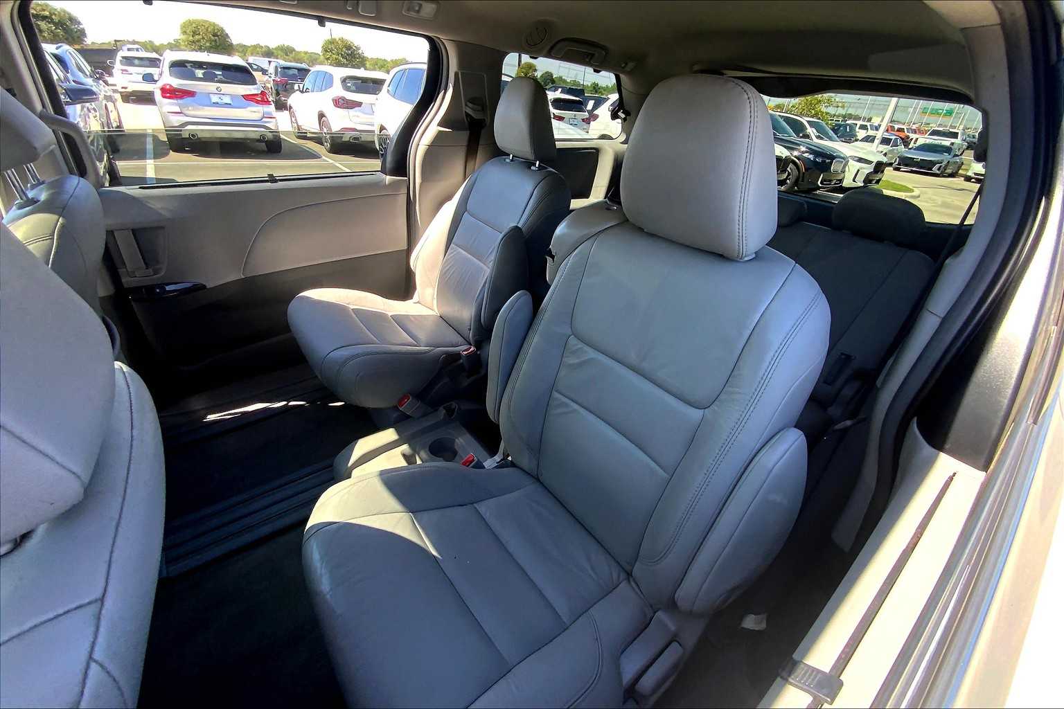 2017 Toyota Sienna XLE photo 19