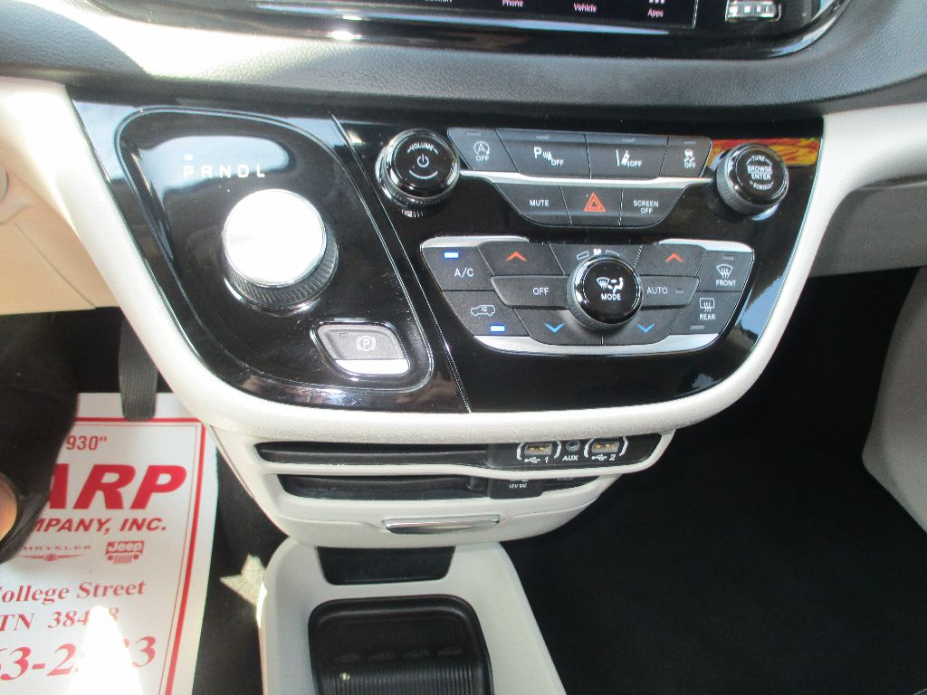 2022 Chrysler Pacifica Touring L photo 8