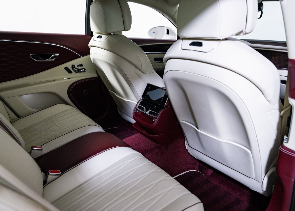 Used 2022 Glacier White Bentley V8 image 23