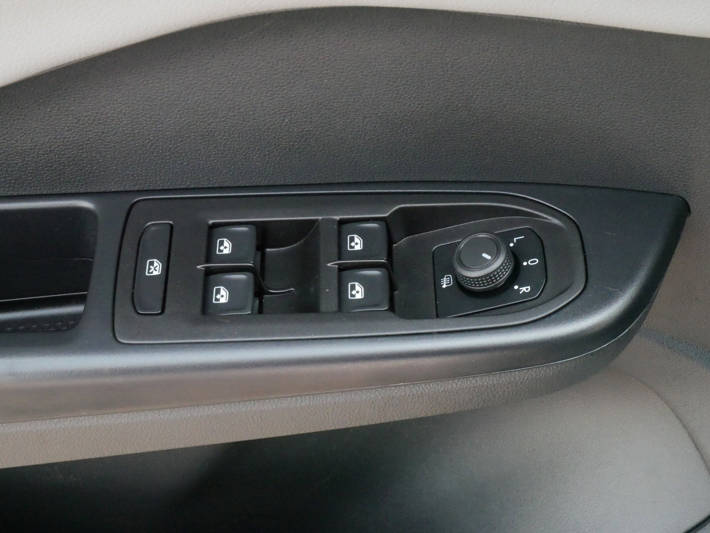 2024 Volkswagen Taos SE photo 18