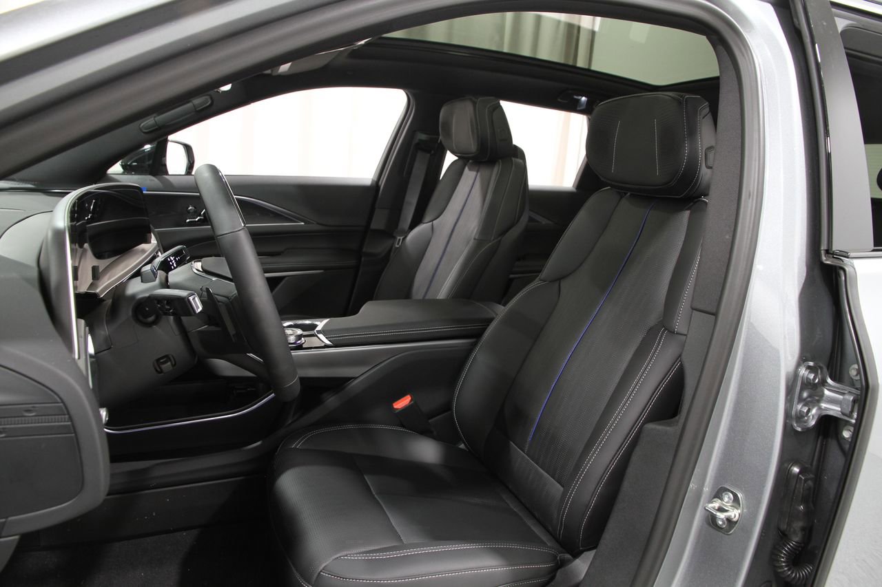 2025 Cadillac Lyriq Luxury photo 5