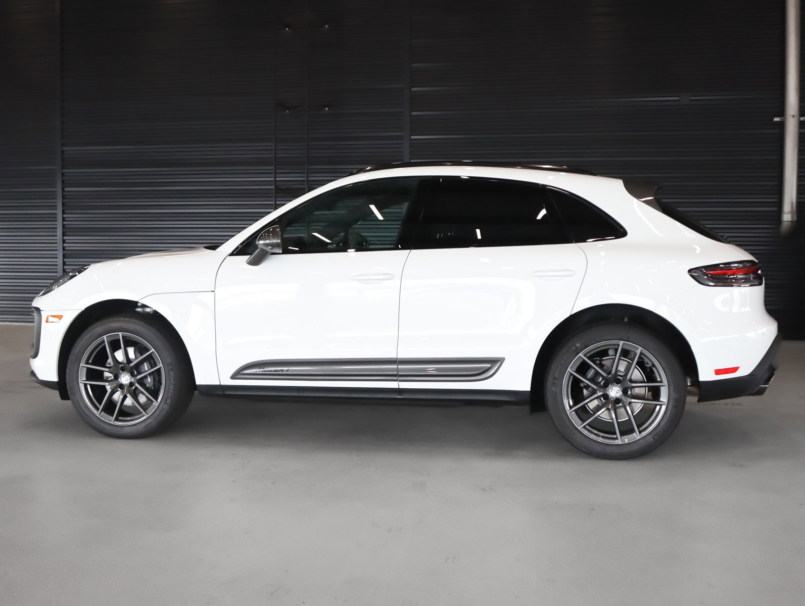 2025 Porsche Macan T photo 2