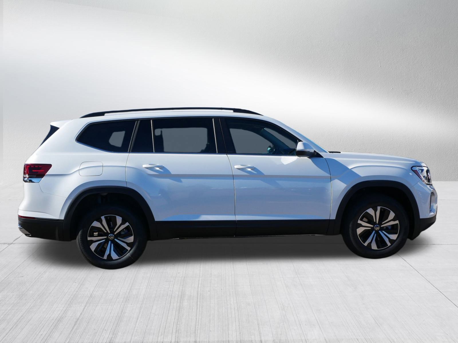2026 Volkswagen Atlas SE photo 2