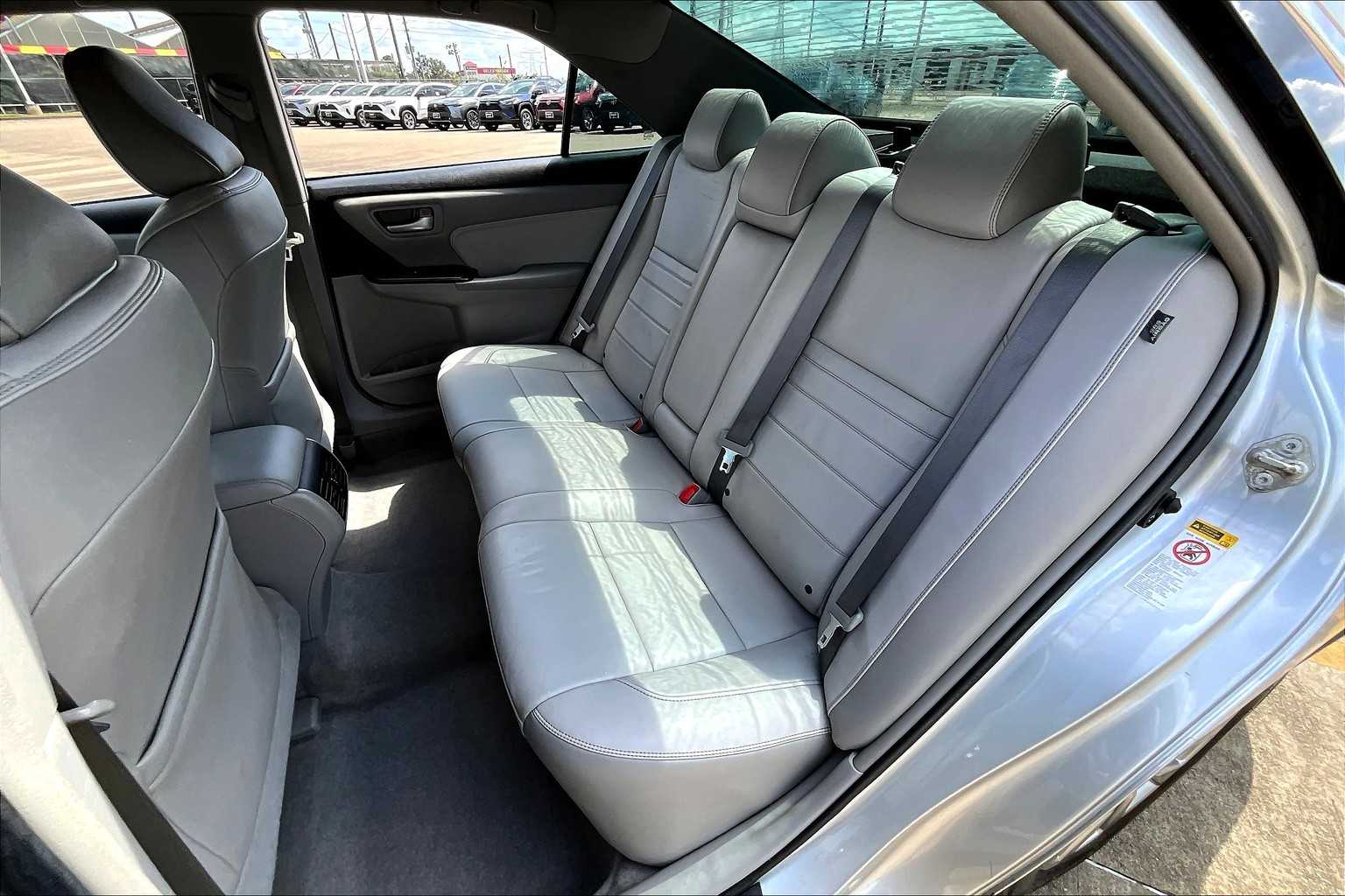 2016 Toyota Camry XLE photo 19