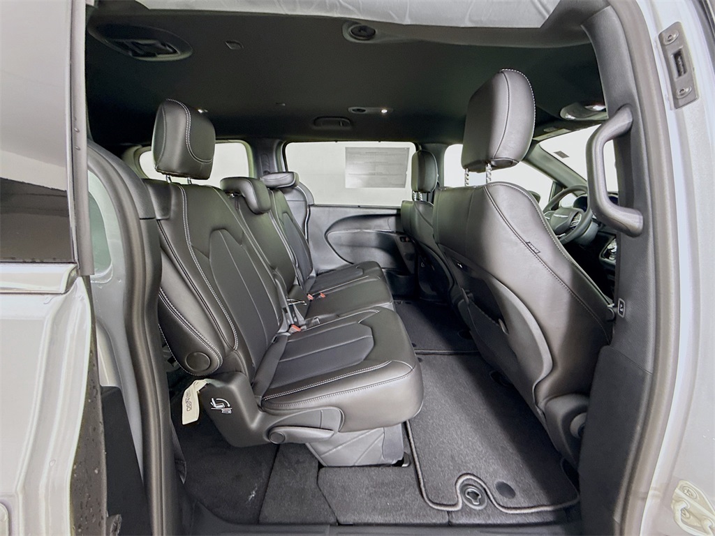 2026 Chrysler Pacifica photo 21