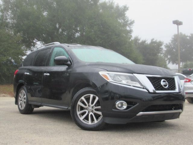 2015 Nissan Pathfinder SV's photo