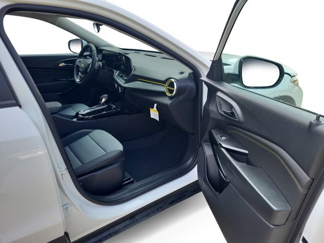 2025 Chevrolet Trax LT photo 22