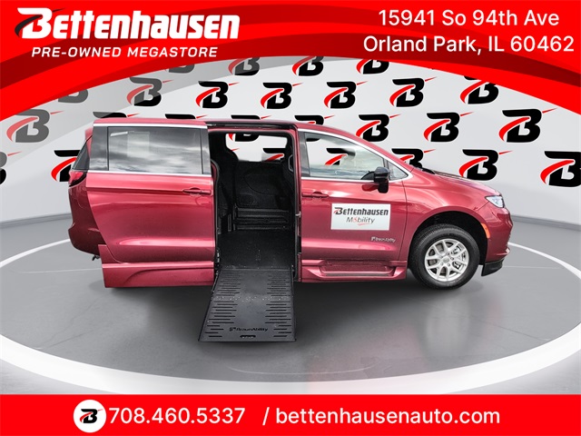 2025 Chrysler Pacifica Select's photo