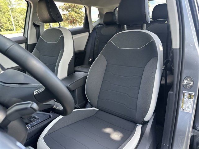 2025 Volkswagen Taos SE photo 3