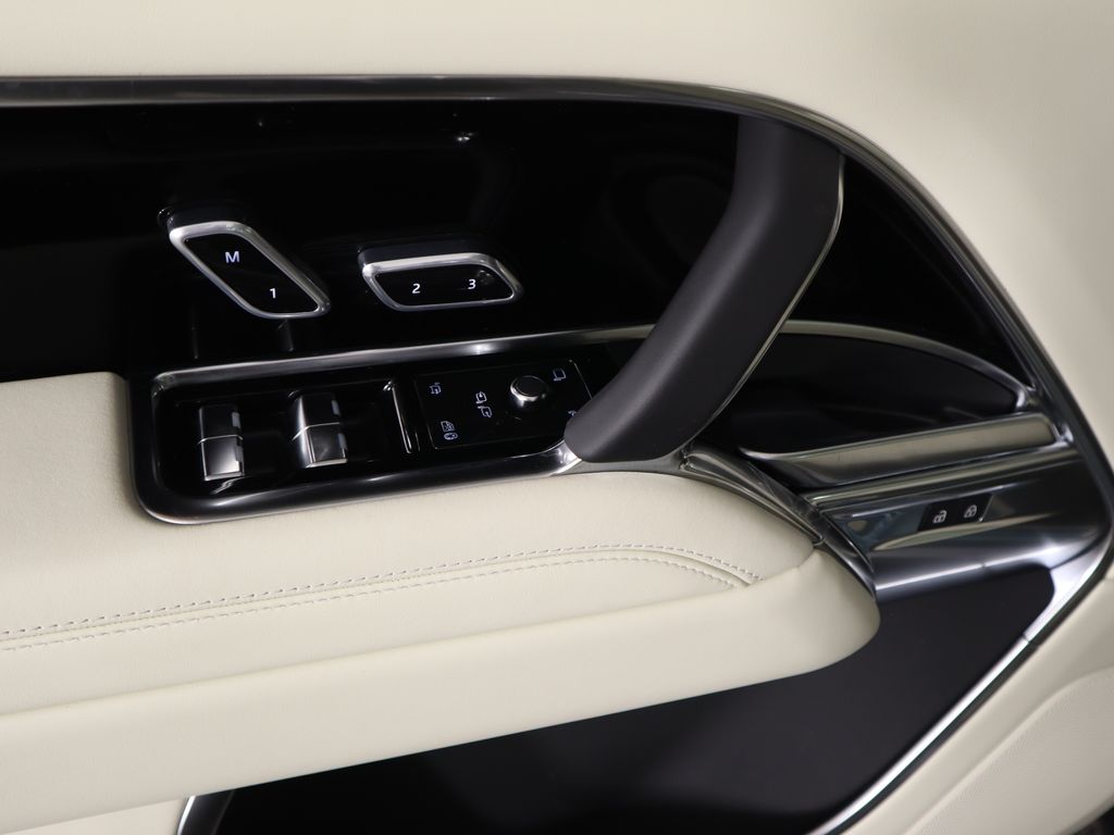 2025 Land Rover Range Rover SE photo 21