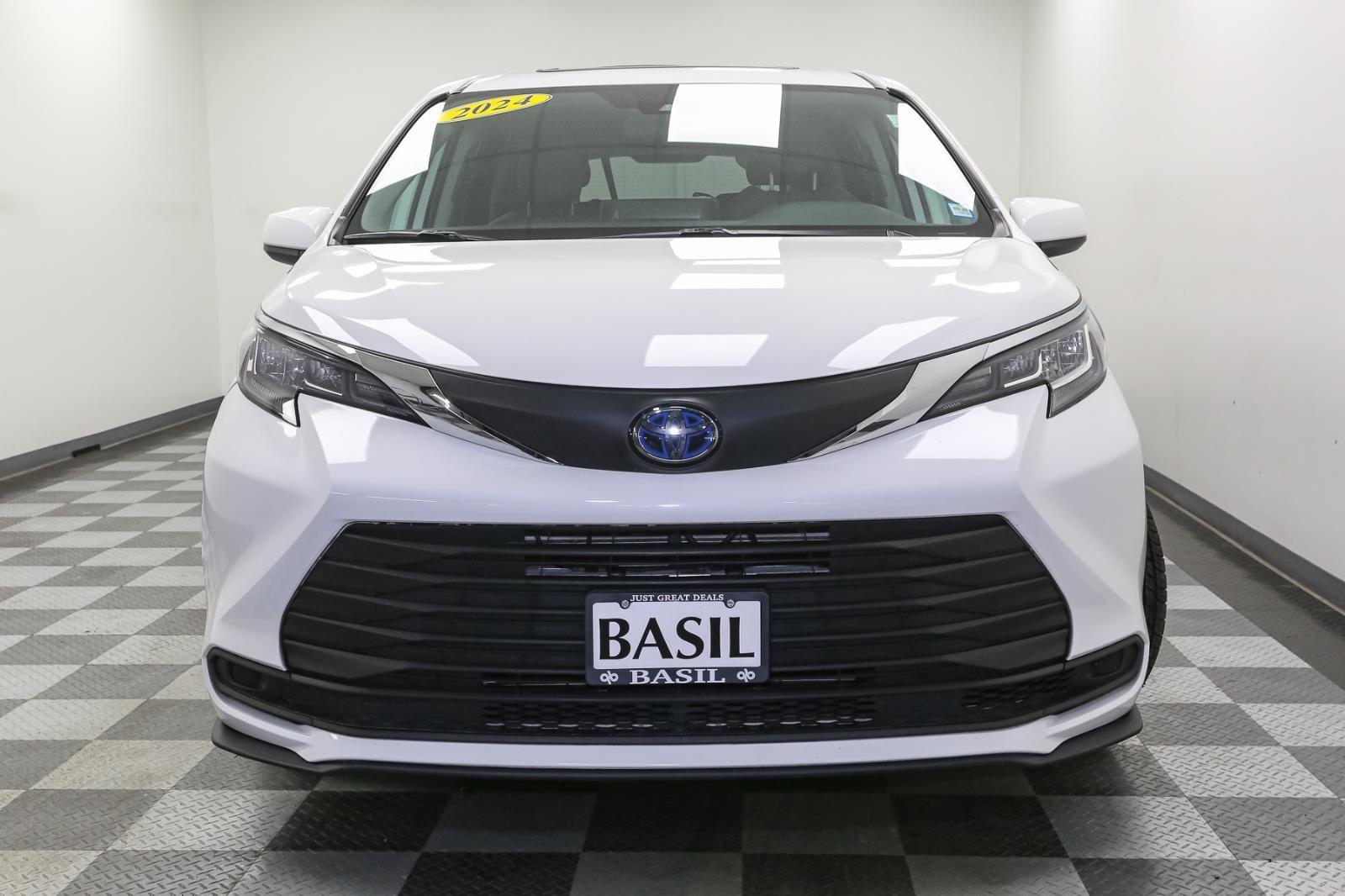 2024 Toyota Sienna LE photo 3