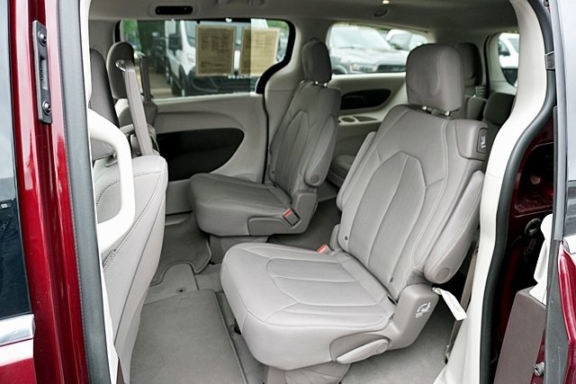 2021 Chrysler Pacifica Touring photo 16