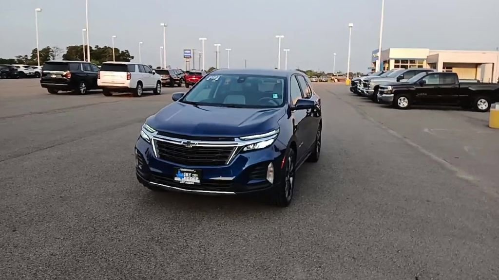 2023 Chevrolet Equinox LT photo 2
