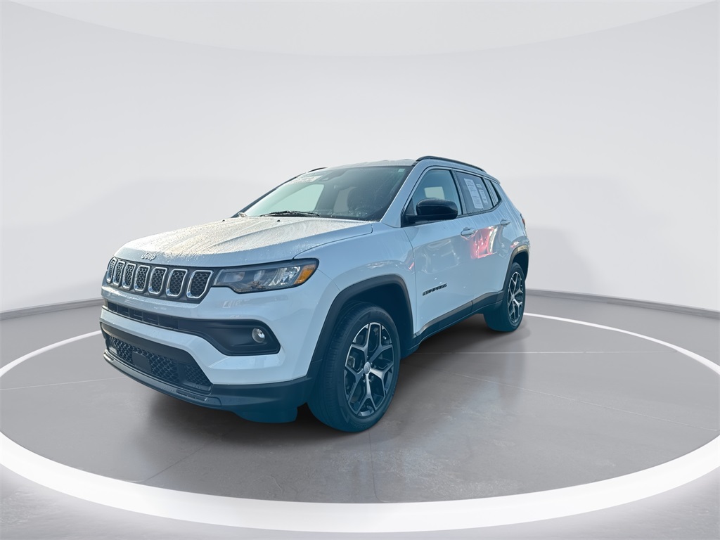 2024 Jeep Compass Latitude photo 3