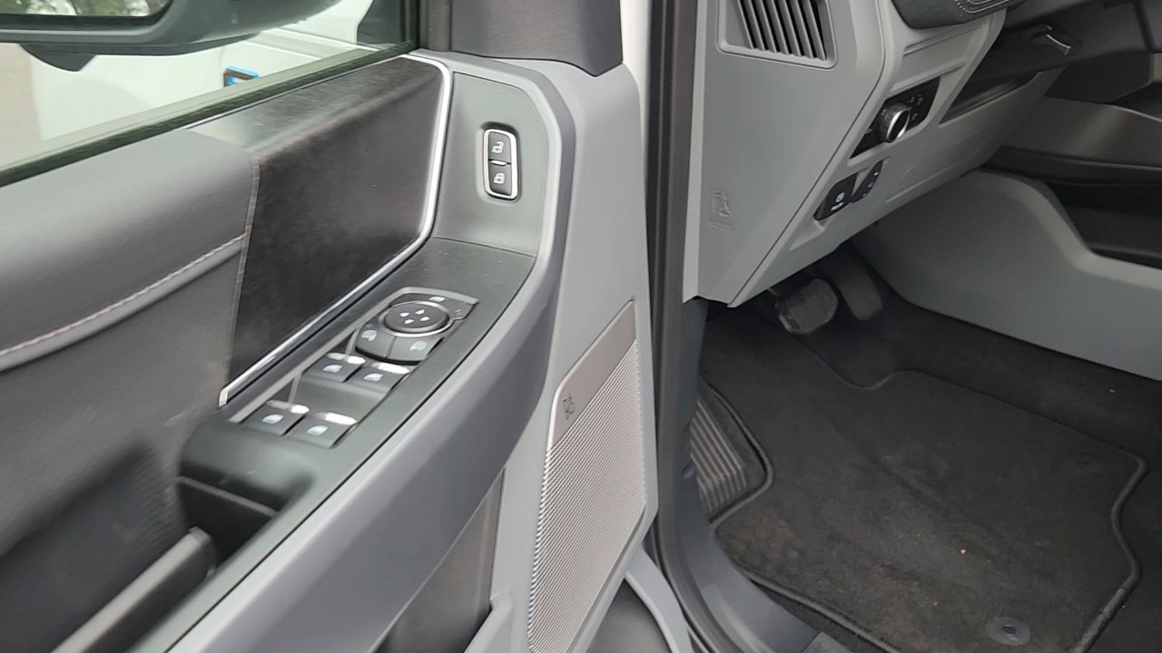 2025 Ford F-150 Lightning photo 19