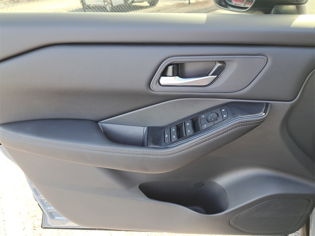 2026 Nissan Rogue SV photo 21