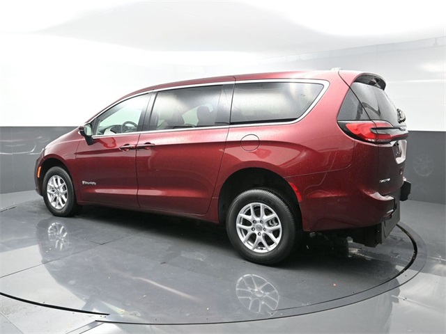 2023 Chrysler Pacifica Touring L photo 4