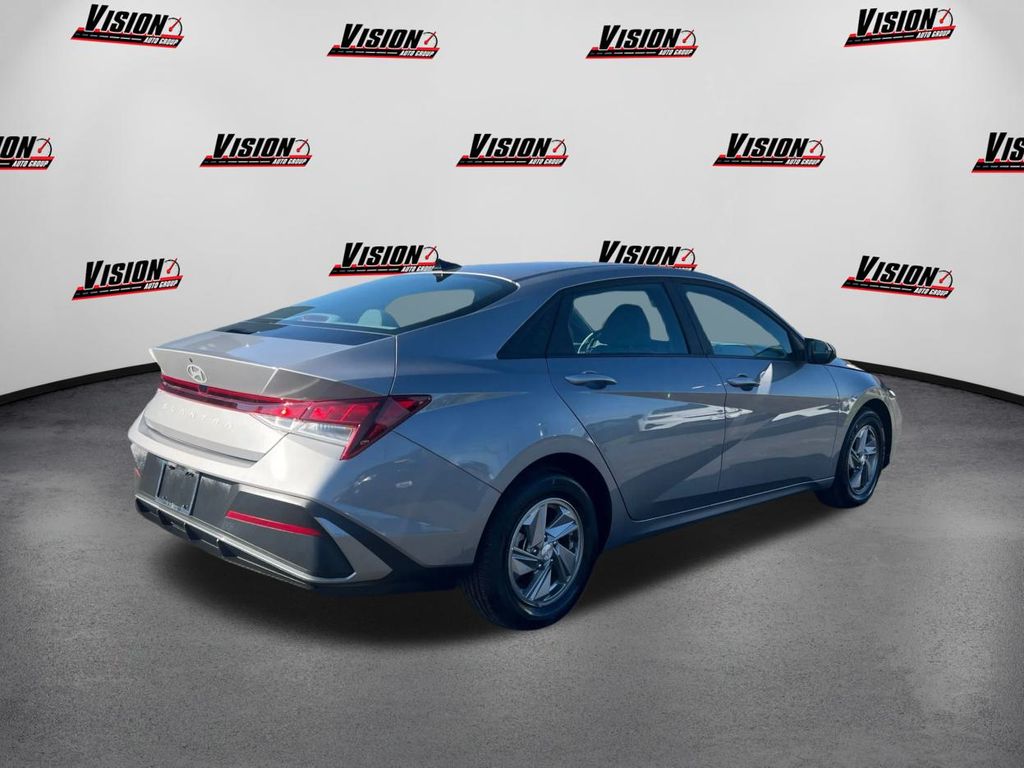 2025 Hyundai Elantra SE photo 5