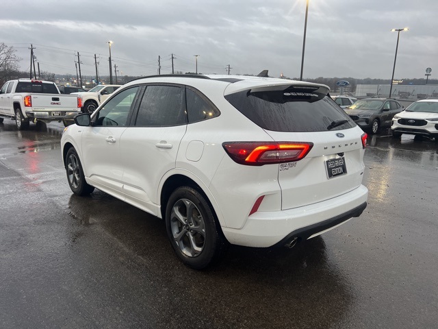 2023 Ford Escape Hybrid ST-Line photo 2