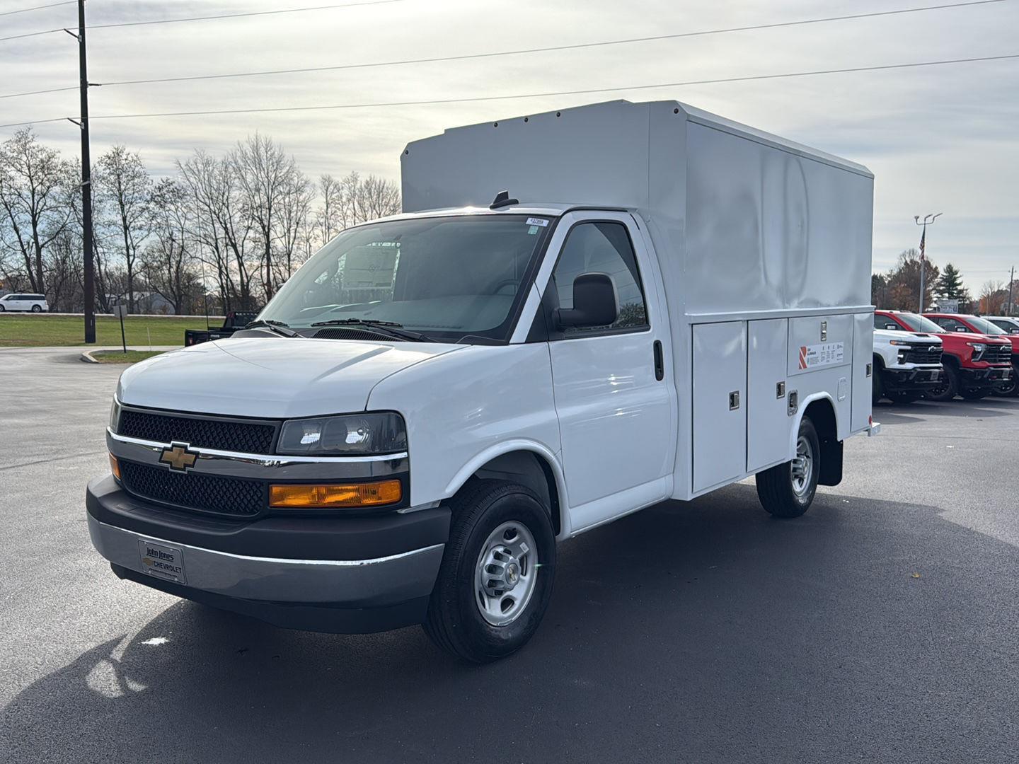 2025 Chevrolet Express Cutaway 3500 photo 2