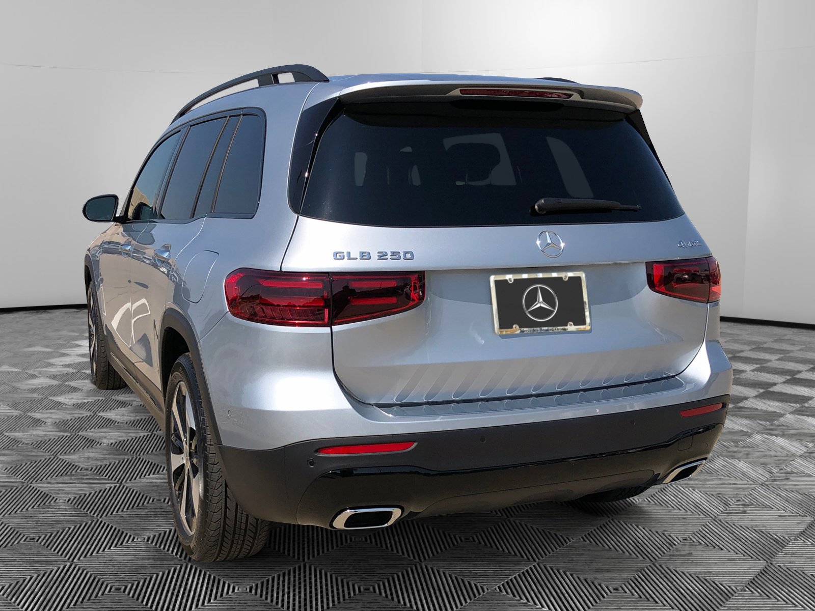2025 Mercedes Benz GLB 250 4MATIC photo 2