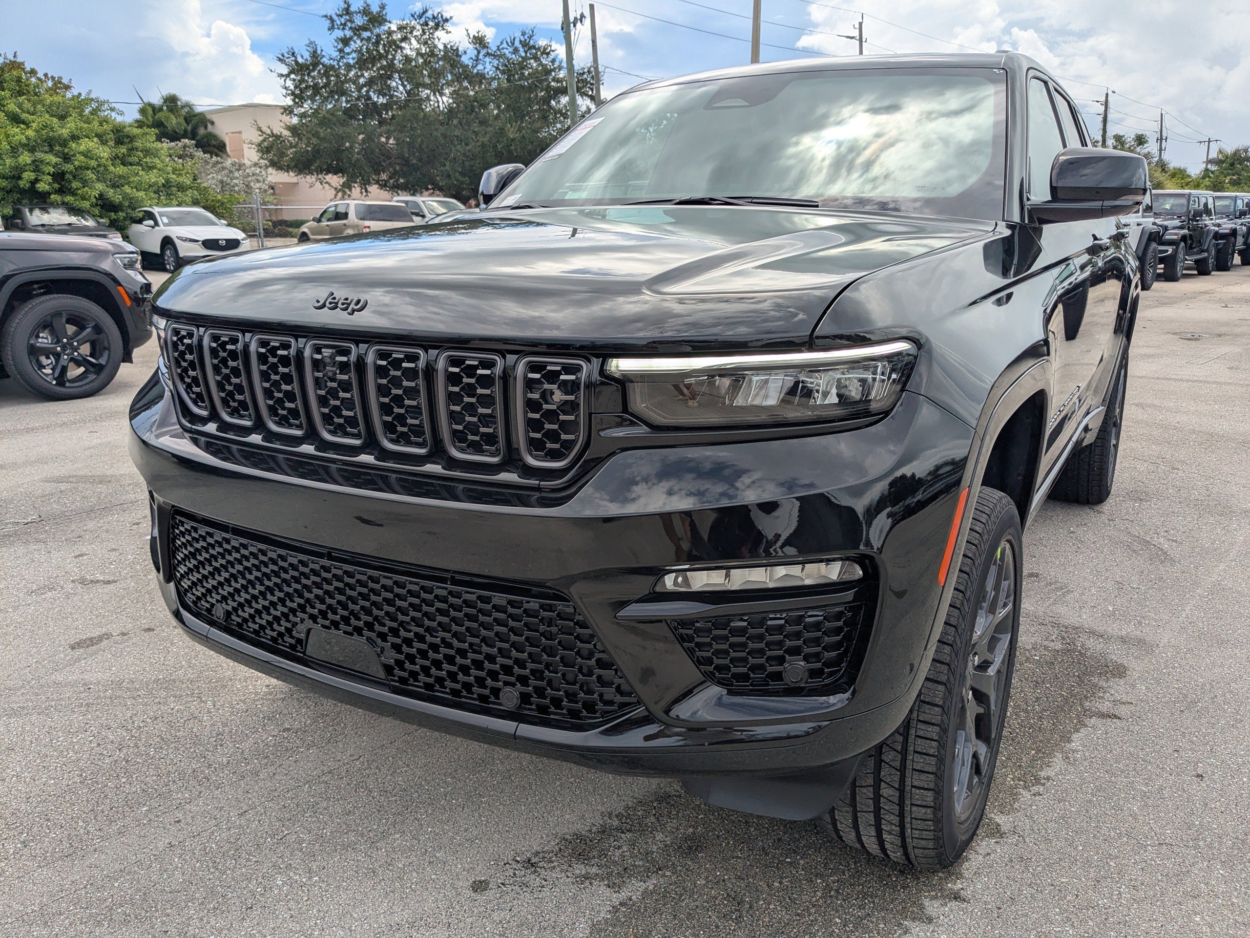 2025 Jeep Grand Cherokee Summit photo 4
