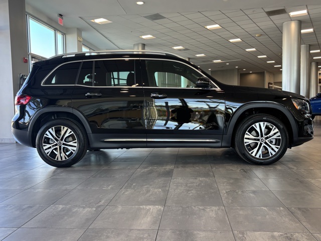 2025 Mercedes Benz GLB 250 4MATIC photo 2