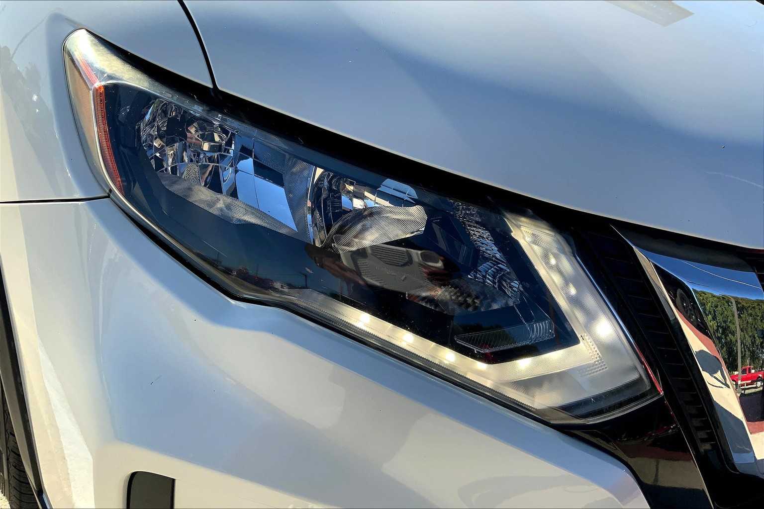 2020 Nissan Rogue SV photo 26