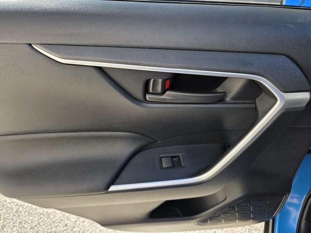 2019 Toyota RAV4 LE photo 11